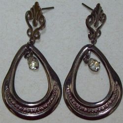 brinco de estamparia banho grafite gota vazada 55x30mm com pedra strass cristal pino e tarraxa 1 par